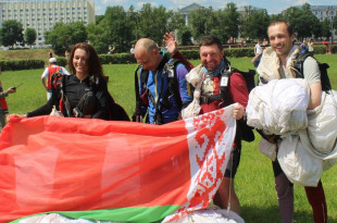 В центре Витебска состоялся финал открытого чемпионата Беларуси по парашютному спорту