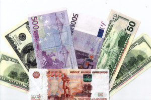  В преддверии праздников люди все чаще несут в обменники Витебска сувенирные доллары и евро