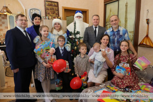 Глава и представители администрации Октябрьского района поздравили многодетную семью Ометюх из Витебска с новогодними праздниками