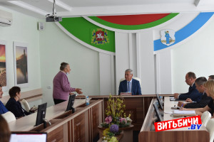 Дороги, жилье и изменения в законодательство. Депутат Владимир Андрейченко провел прием граждан в Ушачах