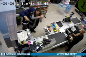 В Витебске мужчина в маске напал на кассира магазина и угрожал ножом 