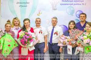 В Витебске поздравили мам, чьи малыши родились в День Независимости Республики Беларусь