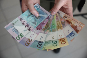 При обмене валюты кассир отделения банка случайно передала клиенту лишние банкноты
