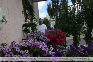 "Я, вообще, самоучка". Витебчанин Виталий Доронин украшает балкон цветами и собирает урожай винограда