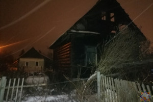 Спасатели обнаружили тело мужчины при тушении пожара нежилого дома в Витебске