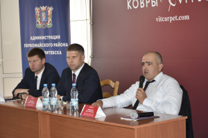 О войне и мире, экономике и воспитании детей говорил с работниками ОАО «Витебские ковры» политик и депутат Олег Гайдукевич
