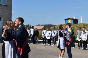 А приветствовали как звезд! В одной из школ Витебского района прозвучал последний звонок для четырех выпускников