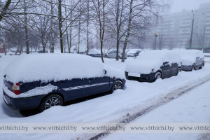 В Витебске — настоящая зима! Забот у коммунальников прибавилось, препятствия для уборки снега остались...