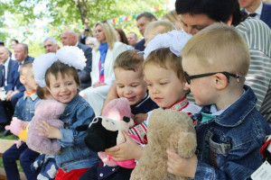 Малышей из Витебского областного специализированного дома ребенка поздравили с Международным днем защиты детей