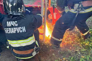 В Витебске спасатели помогли освободить ногу ребенка, застрявшую в конструкции барабана на детской площадке