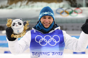 Белорусский биатлонист Антон Смольский стал серебряным призером Олимпиады в индивидуальной гонке ОИ