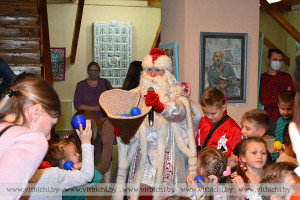 Посмотрите, как полсотни юных жителей Витебска отпраздновали день рождения Деда Мороза