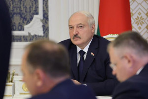 Лукашенко - чиновникам: сами без зарплаты сидите, но с крестьянами рассчитайтесь