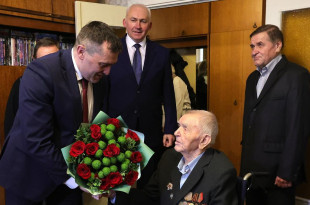 Председатель Витебского облисполкома Александр Субботин поздравил со столетием Василия Мельянцова