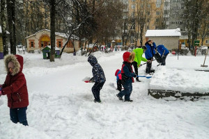 Волонтеры из витебской гимназии №9 имени А.П.Белобородова очистили от снега территорию яслей-сада №85