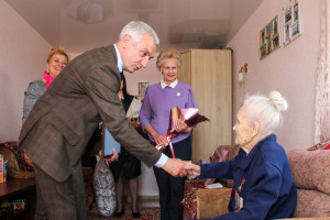 Председатель Витебского горисполкома Николай Орлов поздравил с 90-летием Героя Социалистического Труда Марию Анибраеву