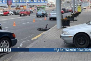 Не заметил при повороте? В центре Витебска автомобиль сбил пешехода на электросамокате