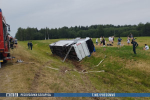 Под Витебском опрокинулся туристический автобус