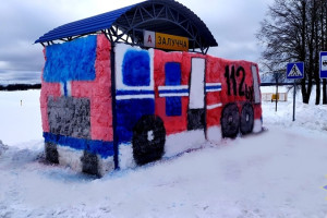 Посмотрите, какой необычный снежный арт-объект появился на автобусной остановке в Городокском районе