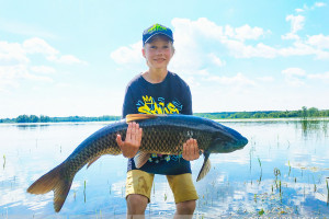 Порыбачили «на червя». 12-летний  Матвей Северин поймал на озере в Долже амура весом всего на несколько килограммов легче себя
