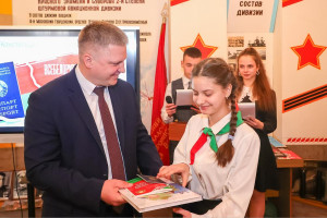 «Мы – граждане Республики Беларусь»: в витебской СШ №17 школьникам в торжественной обстановке вручили паспорта
