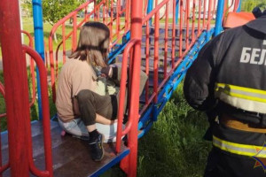 Спасатели Новополоцка освободили ногу мальчика, которая застряла в детской горке