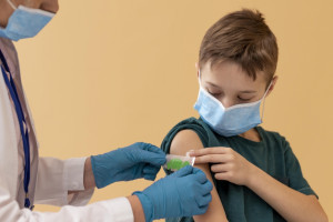 Минздрав разрешил прививать от коронавируса детей с пяти лет