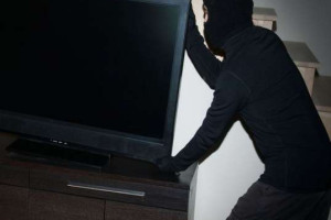 Мужчина снял квартиру, чтобы украсть телевизор и решить свои финансовые проблемы. Хозяйку жилья обмануть не удалось