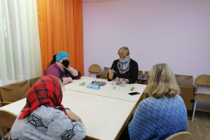 Мастер-класс по росписи на стекле провели в отделении дневного пребывания ТЦСОН Браславского района