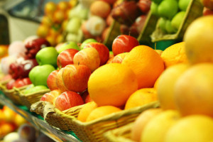 Социальную скидку в магазинах расширили на овощи и яблоки