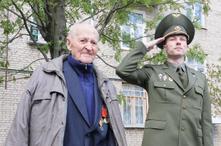 Витебские десантники мини-парадом поздравили 100-летнего ветерана войны Григория Рымашевского - видео