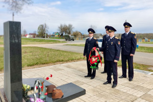Никто не забыт: судебные эксперты возложили венки к памятнику павших воинов в Витебском районе