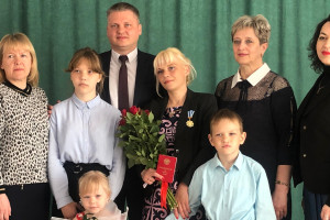 Мать шестерых детей из Верховья Надежда Кононова награждена орденом Матери