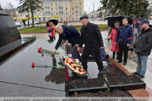 Представители общественных объединений возложили цветы к памятнику В. И. Ленину в Витебске