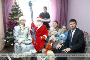 Многодетную семью Оксаны и Анатолия Горушко из Витебска поздравили с новогодними праздниками глава администрации Первомайского района и его заместитель