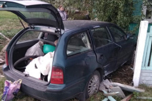 В Витебском районе легковушка врезалась в забор частного дома