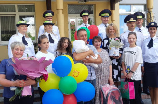 В Витебске правоохранители поздравили с выпиской маму, которой на "Славянском базаре" помогли без пробок доехать в роддом