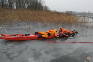 На озере Ходцы в Сенненском районе мужчина и женщина провалились в полынью