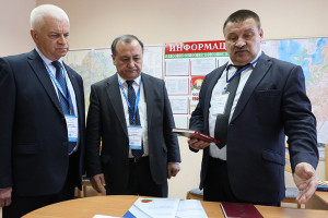 Международные наблюдатели от СНГ посетили Лепельскую районную и участковые комиссии по референдуму, чтобы оценить их подготовку к предстоящему референдуму