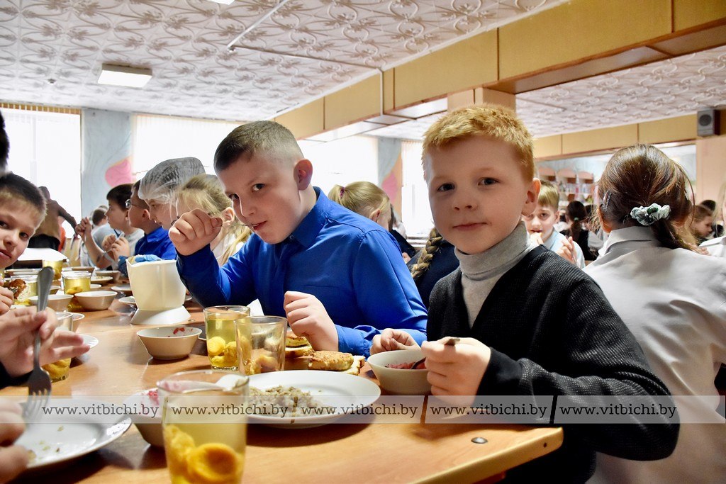 школьники в столовой