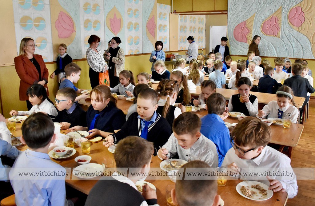 школьники в столовой