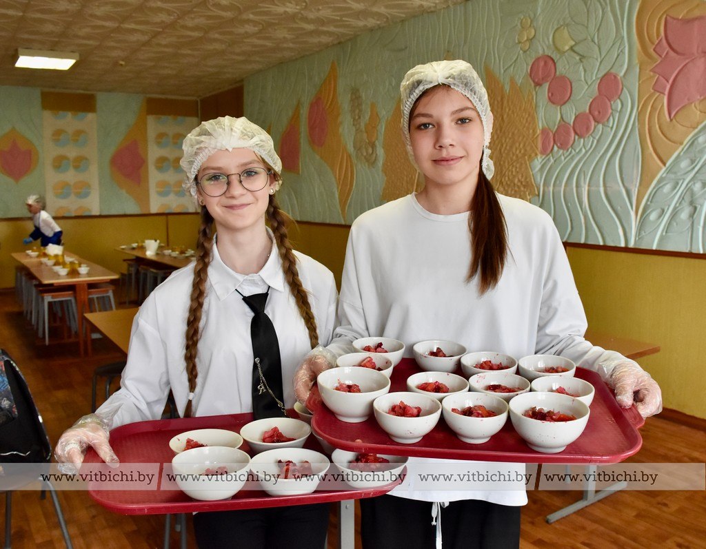 школьники в столовой