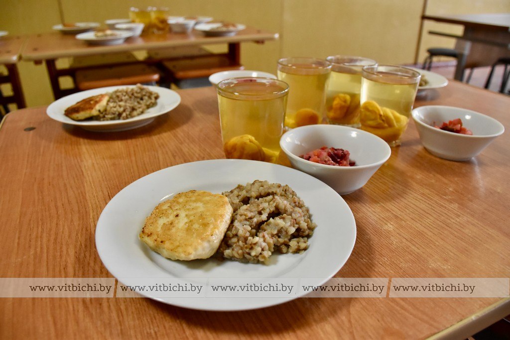 еда в столовой