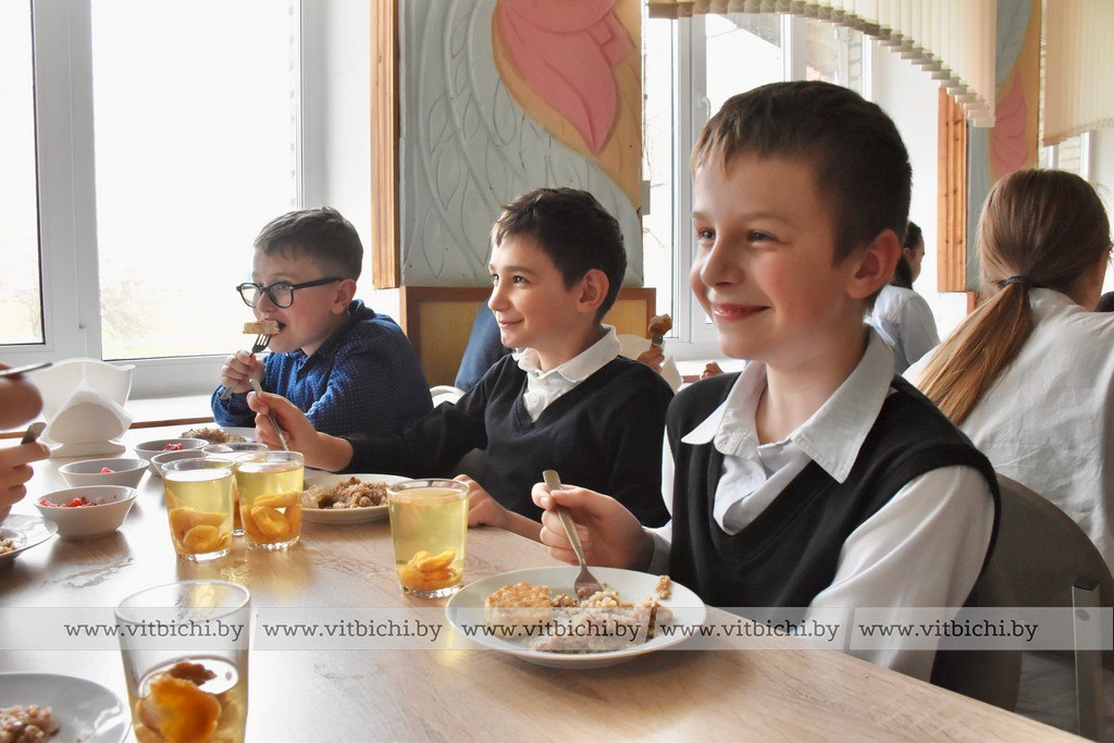 школьники в столовой