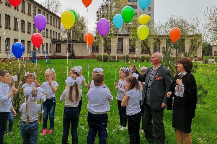 Радуга победы. Никого праздника. Радуга победы. Радуга победы. Книга с радугой на обложке.