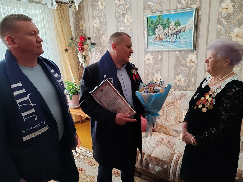 Максим Наумович и Андрей Балыш поздравили Надежду Гракову