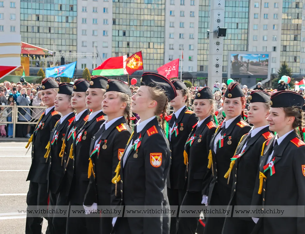 Воспитанники Витебского кадетского училища на военном параде в Витебске