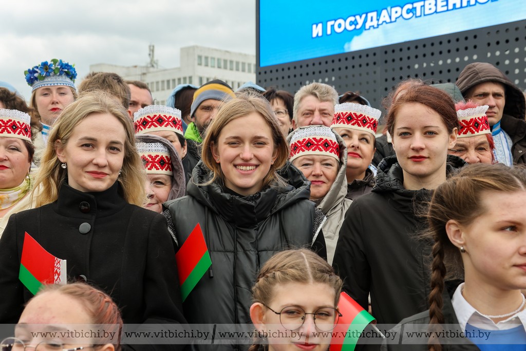В Витебске торжественно открыли площадь Флага и Герба В Витебске торжественно открыли площадь Флага и Герба