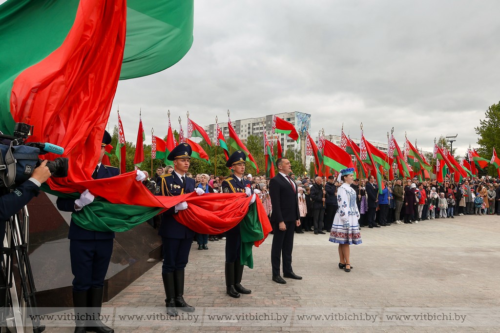 В Витебске торжественно открыли площадь Флага и Герба В Витебске торжественно открыли площадь Флага и Герба
