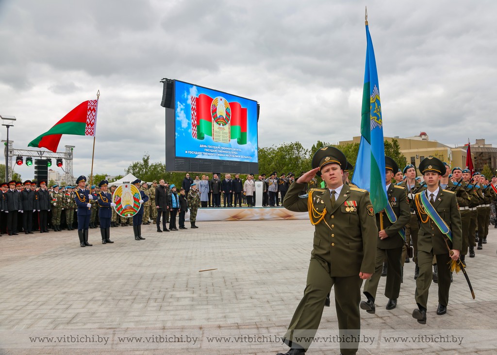 В Витебске торжественно открыли площадь Флага и Герба В Витебске торжественно открыли площадь Флага и Герба